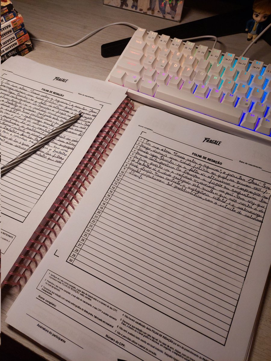 mistydly's tweet image. quem falou que redação era fácil de fazer mentiu viu