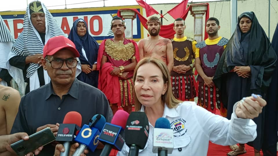 La ministra para el Servicio Penitenciario, informó que esta obra no solo se está llevando a cabo en la Calle Libertad de Carúpano, sino que en los 83 centros penitenciarios de todo el Estado se están realizando en simultáneo. 

#PorElBienestarDelPueblo