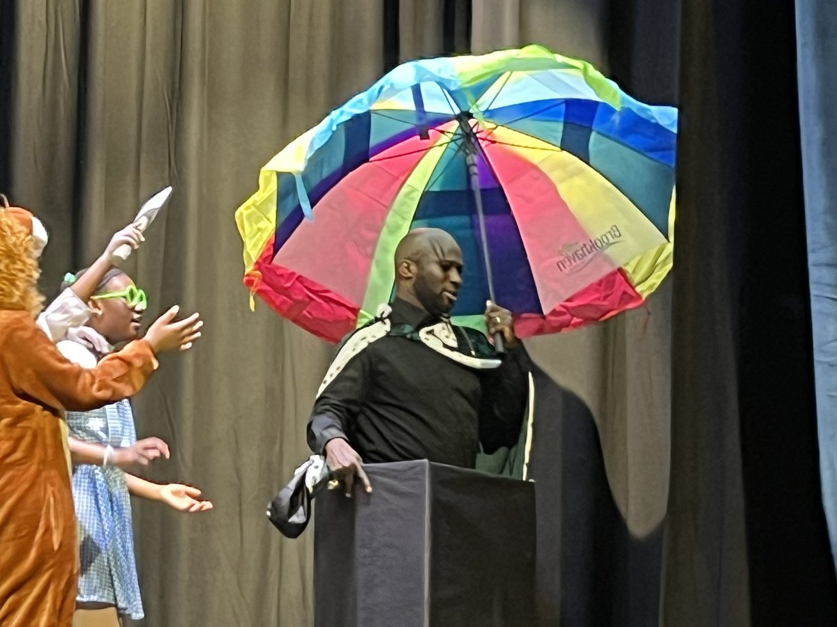 OakViewES's tweet photo. Oh what a good night to see the Wizard… Great job to Mrs. Heard and her crew members for a wonderful job in helping the students put on a magnificent show, The Wizard of Oz!” #OakViewES @ OakviewES
@IrisDow73711573 https://t.co/wO7zz5UaMf