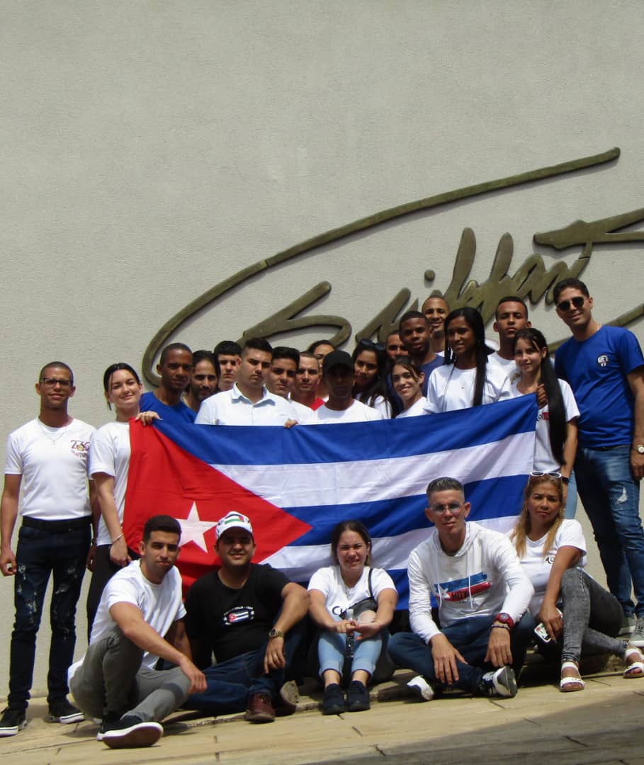 En nuestra Cuba #VivoFelizCon las nuevas generaciones que hoy asumen responsabilidades, porque en ellos “la revolución sigue y seguirá viva”.
#CDRCuba #CDRHabana
#UnidosXCuba