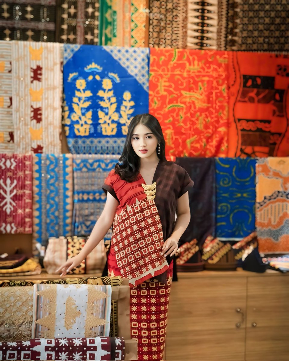 Masyarakat Lampung memiliki banyak hasil karya tenun tradisional, salah satunya adalah Kain Tapis. Kain Tapis adalah sejenis tenunan yang berbentuk seperti kain sarung dan dipakai oleh wanita Lampung. Kain Tapis adalah kain yang terbuat dari benang kapas🌹 #PuspitaNagari