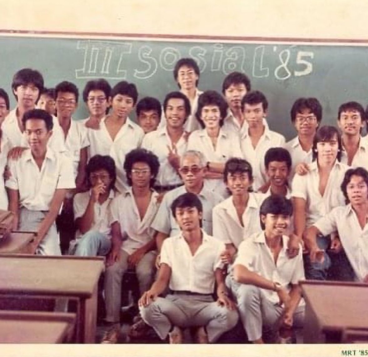 ChatibBasri's tweet photo. Hari Tri Suci  menjelang Minggu Paskah ini mengingatkan saya akan masa sekolah di SMA Kanisius. 
Saya tidak pernah membayangkan masa depan saya. Kepala sekolah saya Pater JIGM Drost (alm) mungkin juga tak yakin akan masa depan saya. 

Saya ingat satu hari di pertengahan tahun 1990an saya bertemu kembali dengan Pater Drost diacara kolumnis Kompas. Ia kaget, setengah tidak percaya. Saya ingat ia bertanya, “ Kamu Dede? Kenapa kamu disini?”. Ketika saya jawab, saya adalah salah satu kolumnis Kompas, Pater Drost setengah tak percaya menukas, “ Ah yang benar? Kamu dulu goblok!”. Dan saya menjawab,” Sampai sekarang saya masih goblok Pater”. #kolesekanisius #canisiuscollege