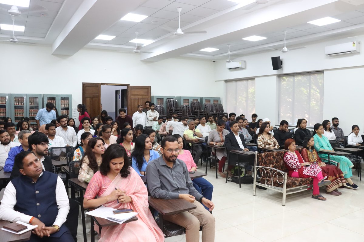 Honoured to be the Chief Guest at the Annual Day &amp; Prize Distribution ceremony of H.S.N.C Board’s GJ Advani Law College in Bandra West along with Prof. CA Kishore Pesori, Principal, MMK College, Bandra. Congratulations to all the bright minds receiving recognition today! Keep