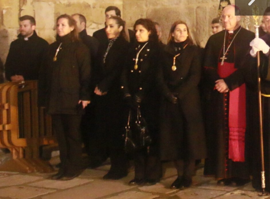 politicaalcala's tweet photo. El equipo de Gobierno de @vox de nuevo desaparecido. Ni a la Sole, ni al Santo Entierro tampoco. Claro debe ser porque es fiesta. Una Fiesta de Interés turístico Nacional y desaparecido. Vergonzoso. Y a 80.000€ oiga + la empresa particular. Eso es lo que se votó. A disfrutar. https://t.co/pBY0YjCdkq