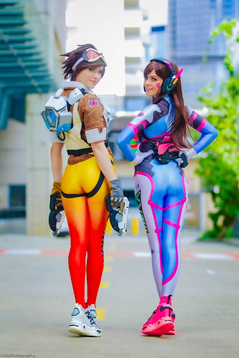 “Warm up those legs. We've got work to do!!” 💙🧡💜 @Nichameleon + @TabootieCosplay as Tracer and D Va!! 🔥 #cosplay #Overwatch #コスプレ #コスプレ写真