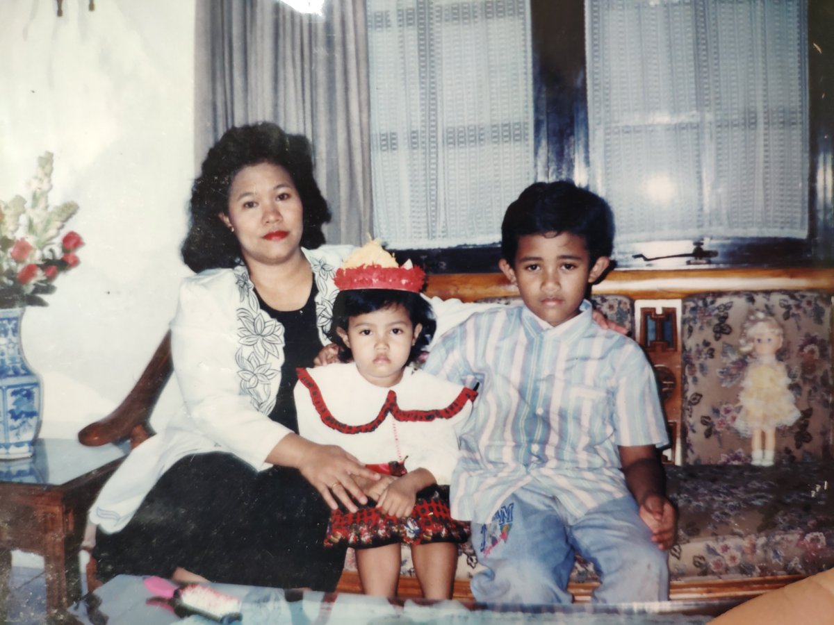 yurayunita's tweet photo. Banyak yang reply “foto keluarga”. Aku baru sadar ternyata waktu kecil ga punya foto keluarga lengkap ber-empat. Pasti ada yang kurang karena harus ada yang gantian fotoin. Kalo kamu gimana? Apa alasannya ga punya foto keluarga? https://t.co/6DoLMXvtIV