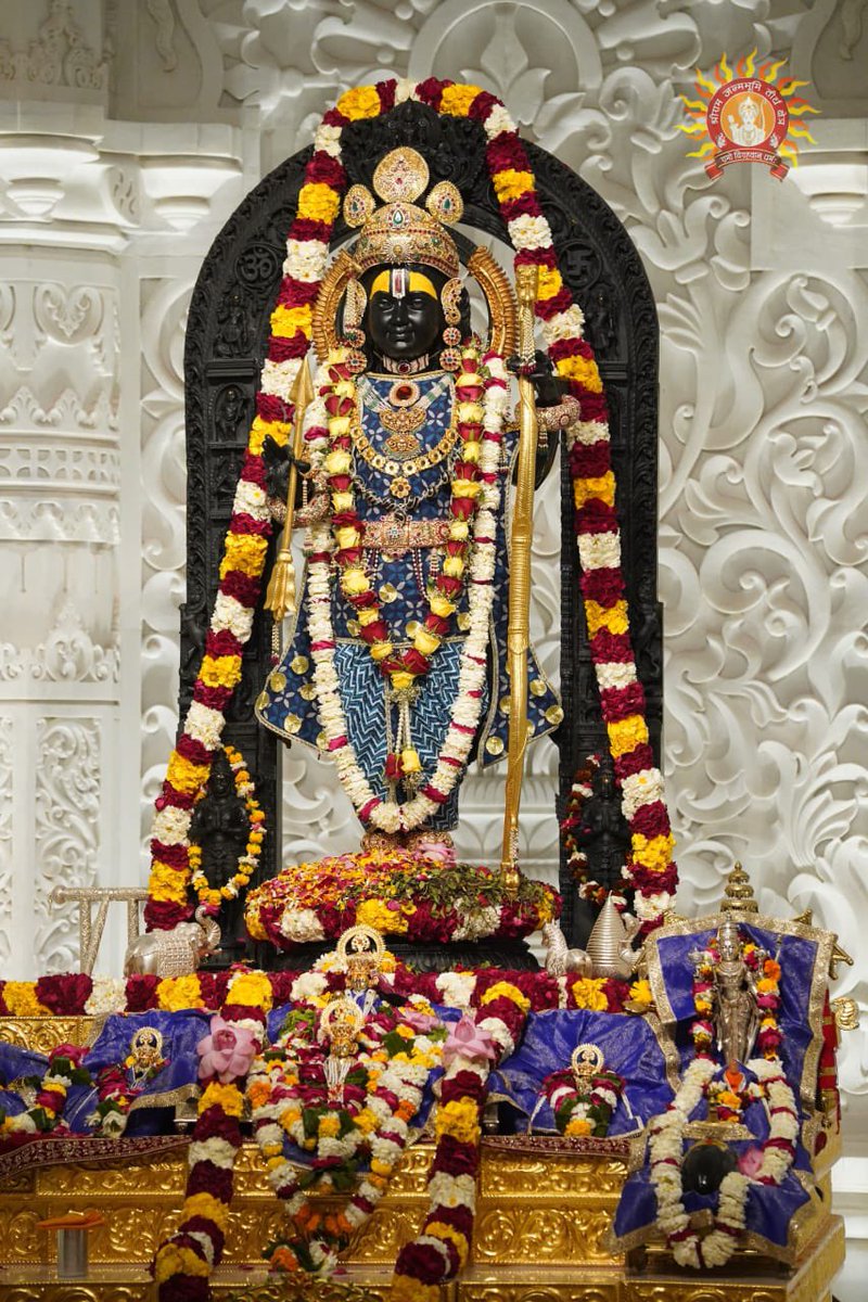 Considering the arrival of the summer season and the rising temperatures, starting today, Bhagwan Shri Ramlala will be wearing cotton vastra.

The vastra that Prabhu is wearing today, is made of handloom cotton malmal, dyed with natural indigo, and adorned with gotta flowers.