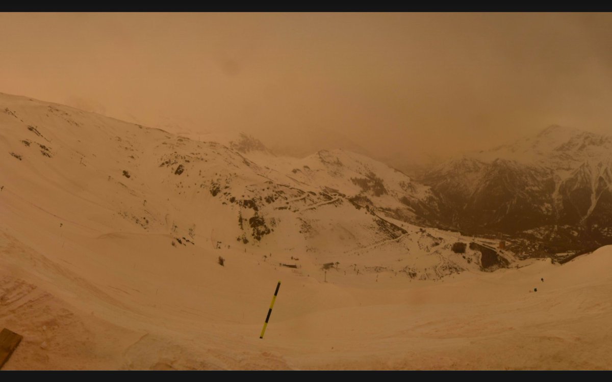 L'ambiance est jaune ce matin sur une partie de l'Est de la France !
Explication : hier, une tempête de sable a soulevé de la poussière de sable du Sahara jusqu'à l'Europe. La densité de ce nuage de sable est telle que la neige des Alpes est devenue jaune.
Webcam <a href="/skaping/">Skaping - Webcams touristiques 360°</a> : Col