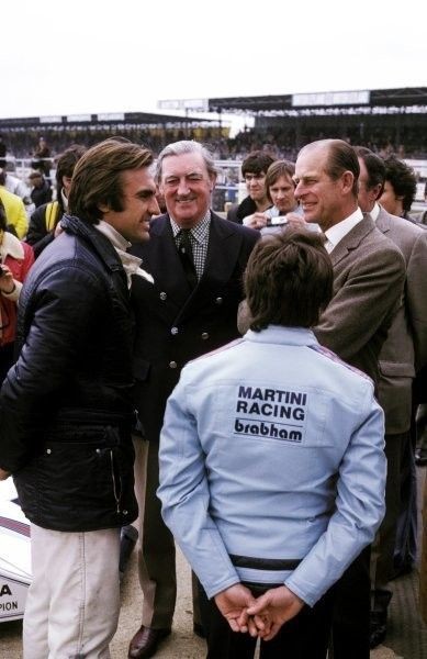 Carlos Reutteman having a chat with Prince Philip and Bernie Ecclestone.

#F1 #Formula1 #RetroGP #RetroF1 #Argentina