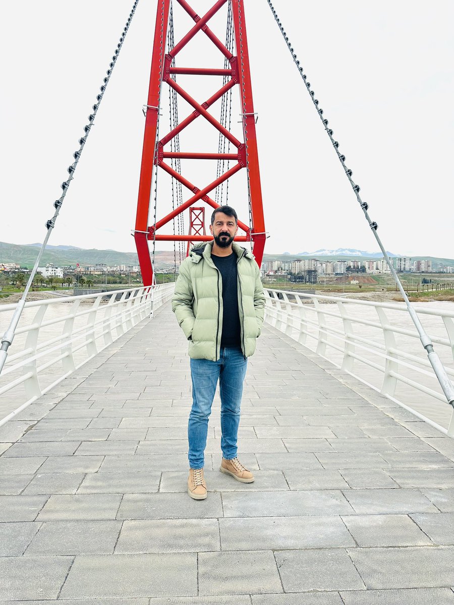 Kıymet bilmek ardından göz yaşı dökmek değildir. Yanındayken sımsıkı sarılmaktır.