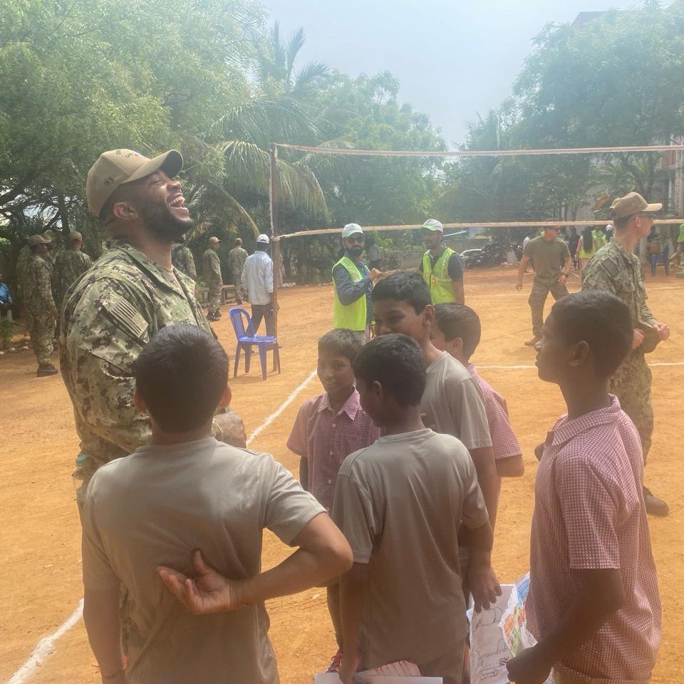 US sailors and marines playing games and learning Kabbadi with boys in Visakhapatnam. Beyond joint military and humanitarian exercises, #TigerTriumph is also about Americans and Indians fostering relationships and creating once in a lifetime memories! #USIndiaFWD @USNavy