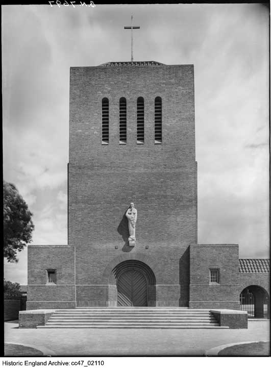 Today's image from the Historic England Archive was taken in the late 1930s. It shows the west front of the Church of St Martin in Parkfields, Wolverhampton. You can see more Archive images of the church👇 historicengland.org.uk/images-books/p… #Wolverhampton
