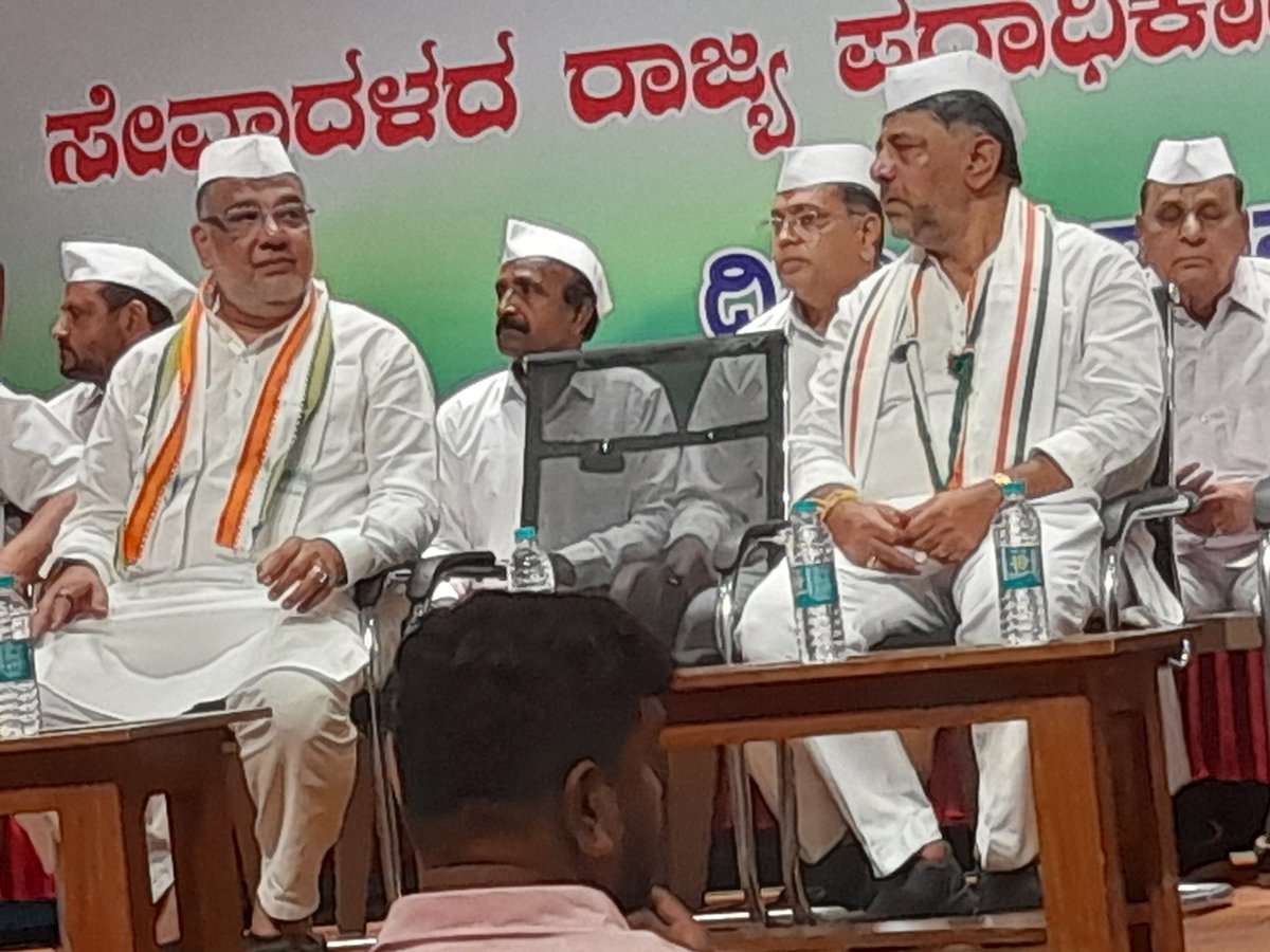 Shri @DKShivakumar ji and Shri @TanveerSaitINC ji during sevadal cadre meet at bangalore, addressed the cadre related to forthcoming lokhsabha election. @INCIndia @CongressSevadal @RahulGandhi