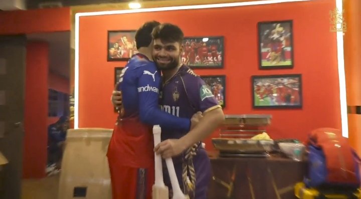 Allinone70's tweet photo. Rinku Singh hugged Virat Kohli and his happiness when King Kohli gifted his bat to him.

- King Kohli always there for youngsters, The man with golden heart. ❤️
#RCBvsKKR https://t.co/tvDPjl05hi
