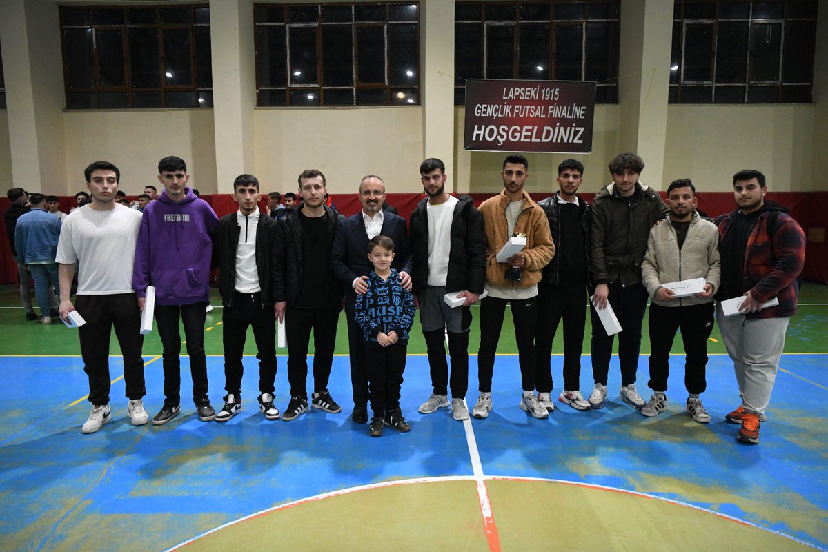 Gençler ellerinden cep telefonlarını, tabletlerini bırakmış spor yapıyorlar... Sahur vakti Türkiye Gençlik Vakfının organize ettiği 1915 Futsal Turnuvası’na katıldık, gençlerimizi tebrik ettik.