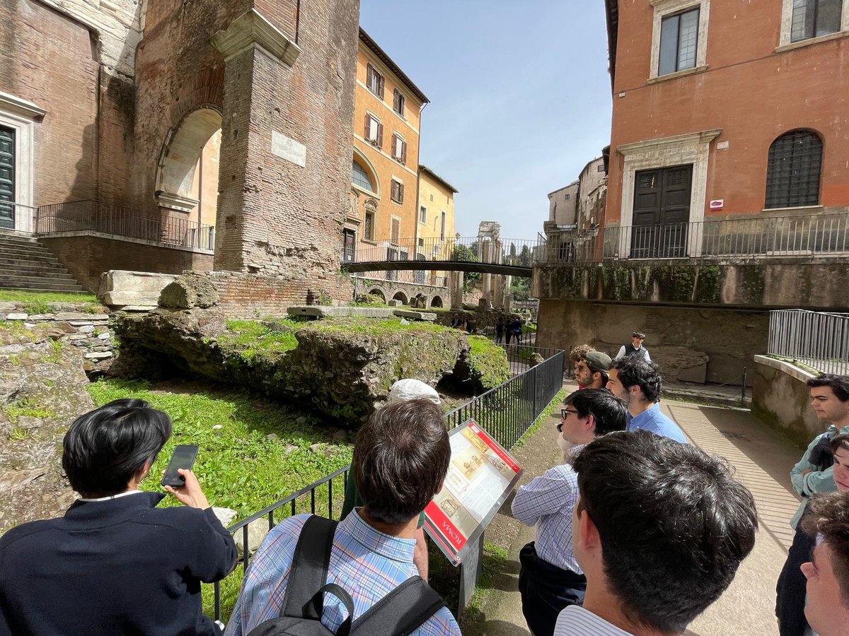 cmmendaur's tweet photo. 👋Os dejamos aquí en estas fotos un breve resumen de lo que fue nuestro día por la capital italiana.

⛪️Estuvimos visitando iglesias por la mañana como Santa Cecilia o San Bartolomé entre otros.

🙏Por la tarde fuimos a los oficios a Aracoeli y seguimos viendo #Roma de noche. https://t.co/uFLrvmiHhk