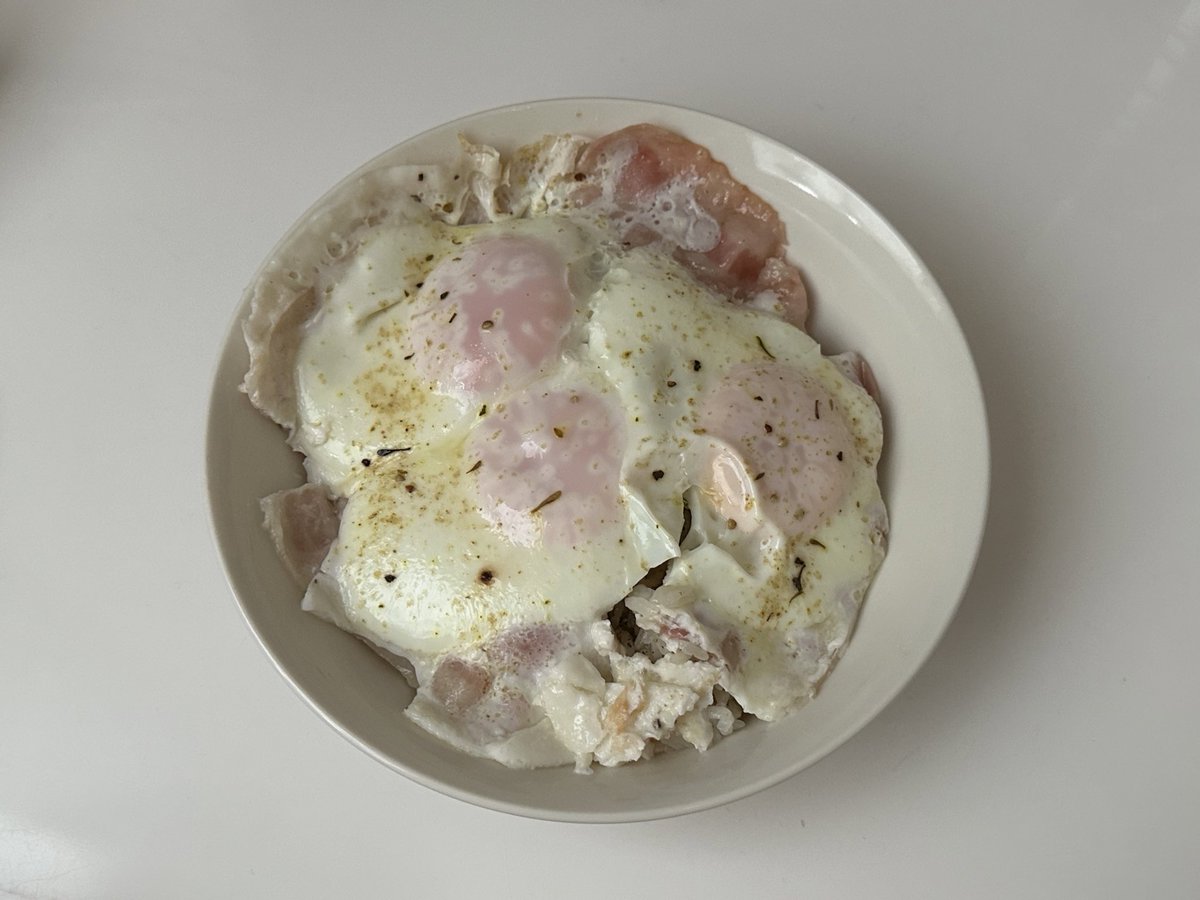 実は数日前に飲み過ぎたんですが
そこからお腹空いても食べたいものが何も無い！ああ！が続いてまして

しかし先程から、目玉焼きが大量に食べたくて卵を買いに行きました！！！
下にはピラフ