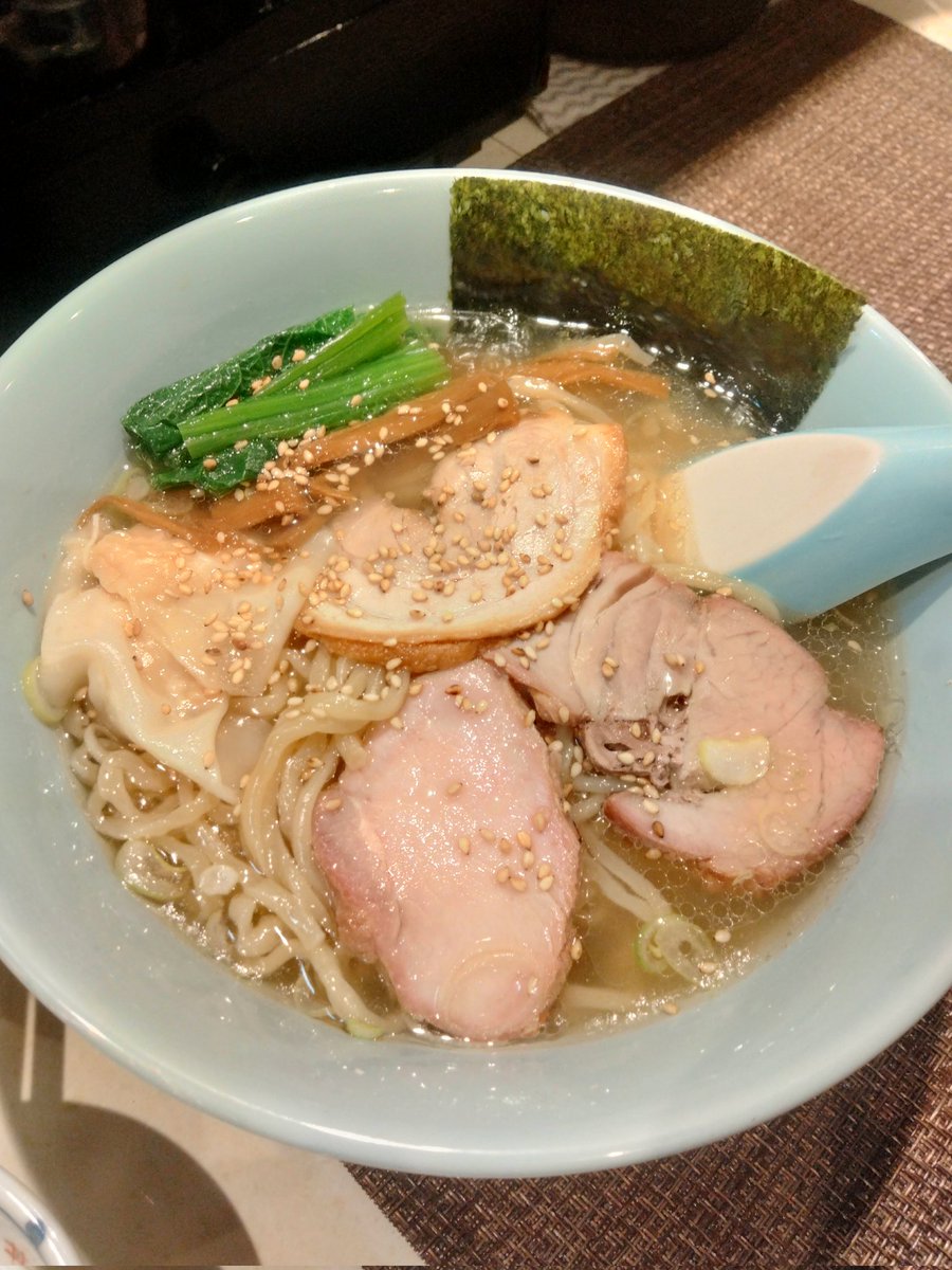 いづみラーメン部活動🍜

気になってた新店
千林大宮近く
ラーメン涼虎へ

第一印象とっても上品

食べ進めるとびっくり!!
スープ、麺、チャーシュー、ワンタン
バランス良すぎて
食べ進めるほどウマい不思議☺
#いづみラーメン部
#涼虎