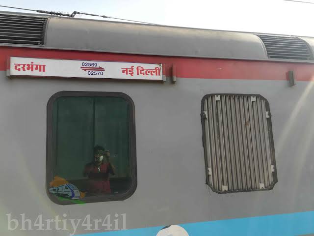 02569 CLONE EXPRESS ITNA BEKAR TRAIN HAI BHUT LET CHALTI HAI ISKA KIRAYA BHUT MANGHA HAI PLESE INDIAN RAILWAY SE REQUEST HAI ISKO TIME SE CHALAYA JAYE