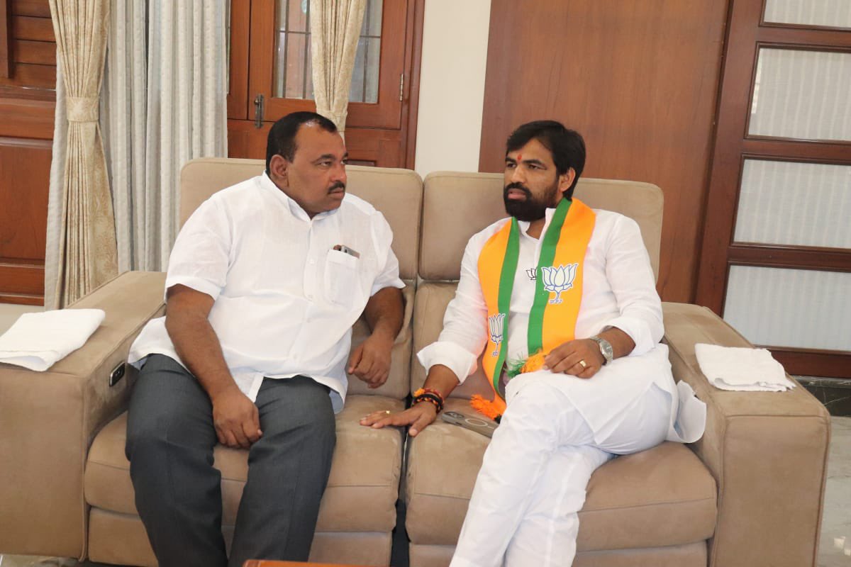 RamVSatpute's tweet photo. सोलापूर लोकसभा मतदारसंघातील पंढरपूर- मंगळवेढा विधानसभा मतदारसंघाचे लोकप्रिय आमदार समाधान दादा आवताडे यांच्या निवासस्थानी सदिच्छा भेट दिली. यावेळी समाधान दादा आणि परिवाराने आत्मीयतेने स्वागत करत ��ोकसभा विजयासाठी शुभेच्छा दिल्या. या भेटी दरम्यान लोकसभा निवडणूकीबाबत चर्चा झाली आणि आम्ही सर्व विजयासाठी जोमाने काम करू, असा निर्धार व्यक्त केला.

याप्रसंगी जिल्हा सरचिटणीस शशीकांतजी चव्हाण, निवडणूकप्रमुख राजेंद्रजी सुरवसे, युवा मोर्चा जिल्हा अध्यक्ष सुदर्शनजी यादव, सुशांतजी हजारे, अंबादासजी कुलकर्णी, सुनील रत्नपारखी, आदित्यजी हिंदुस्थानी आणि कार्यकर्ते उपस्थित होते.

#AbkiBaar400Paar
#RAMSatpute4Solapur 
#Solapur #Akkalkot #Mohol #SolapurNorthCity #SolapurCityCentral #SolapurSouth #Pandharpur #SamadhanAutade