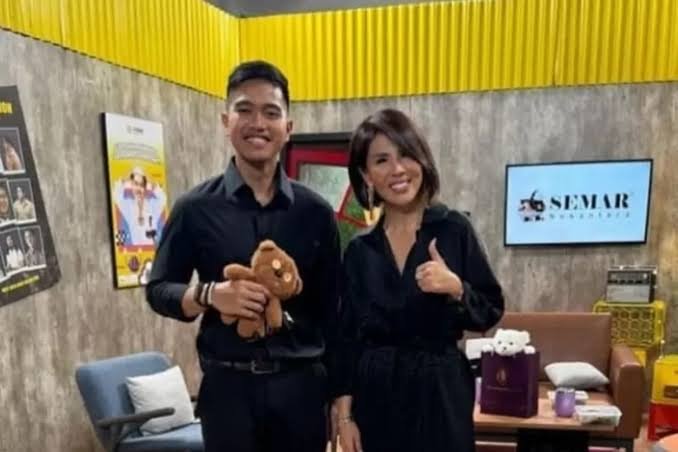 Netizen ramai-Ramai menanyakan anak dari paduka Raja Kaesang kenapa poadcast elu sama si Helena Lim di hapus ya Takut ya rekam jejak lu juga ikut di bongkar? Hmhmhm

 apa ini cara menghilangkan jejak digital ya Sang 🤔 jadi ingat Hilirisasi Tambang yg di gaungkan abag nya