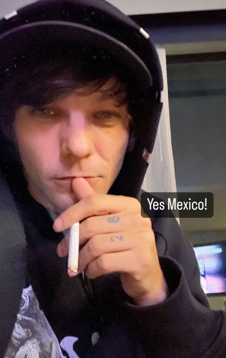 sweetdfclsfaith's tweet photo. hasta en una foto con la calidad de una papa se ve lindooo muero por verte en el escenario ya prontopronto https://t.co/9A03b3XMEy