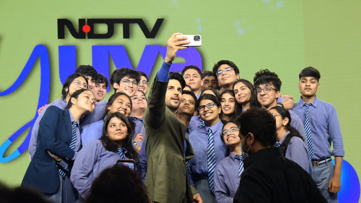 'Hamesha Datte Raho' is one of the important beliefs I've always held close and I even shared with young champions at the #NDTVYuva conclave, along with discussing other interesting topics.

Thank you, @ndtv and #AmbikaKumarSingh, for having me!