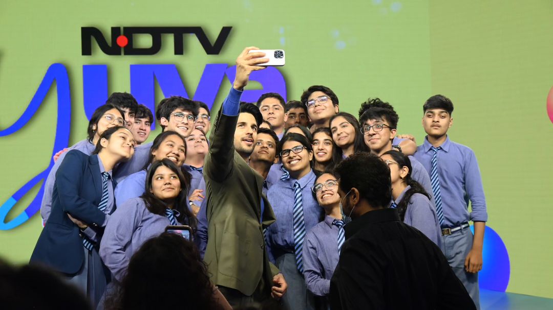 'Hamesha Datte Raho' is one of the important beliefs I've always held close and I even shared with young champions at the #NDTVYuva conclave, along with discussing other interesting topics.

Thank you, @ndtv and #AmbikaKumarSingh, for having me!

#Repost from @SidMalhotra
