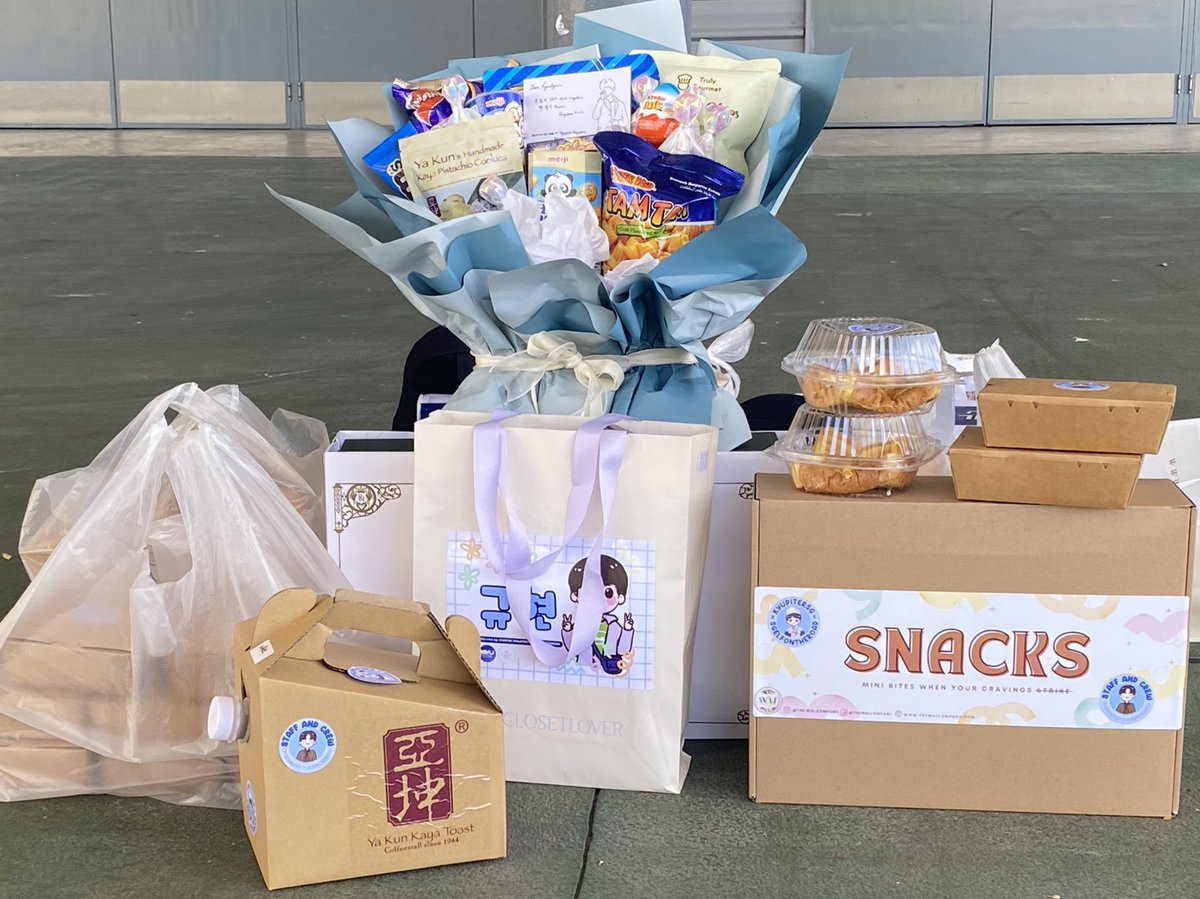 T-7hrs till Kyuhyun 'Restart' in Singapore!

Food Support for Kyuhyun &amp; Crew! 

We hope that they enjoy the local snacks that we have prepared for them! 

#KYUHYUN #규현 #Restart #2024KYUHYUNASIATOUR #KYUHYUNRestartinSingapore
#KYUHYUNRestartinSG