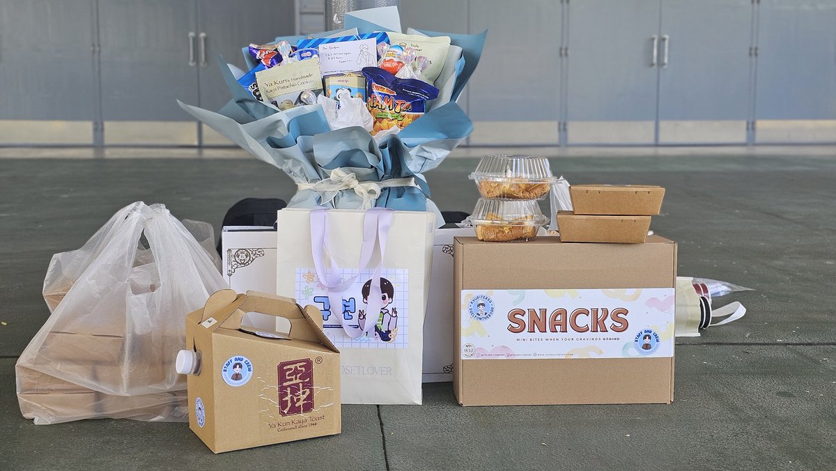 SGELFontheroad's tweet image. T-7hrs till Kyuhyun 'Restart' in Singapore!

Food Support for Kyuhyun &amp;amp; Crew! 

We hope that they enjoy the local snacks that we have prepared for them! 

#KYUHYUN #규현 #Restart #2024KYUHYUNASIATOUR #KYUHYUNRestartinSingapore
#KYUHYUNRestartinSG