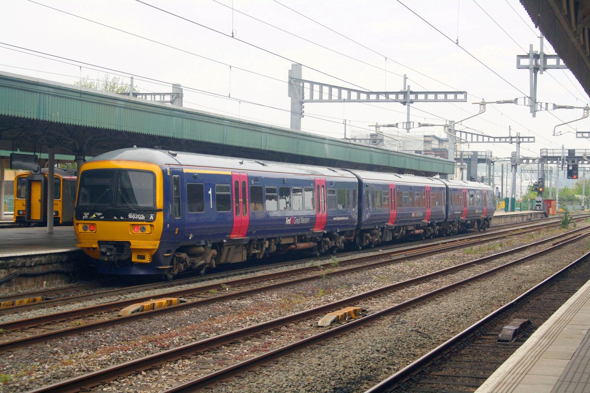 mavmaramis's tweet image. Cardiff Central Railway Station. 166203. First Great Western livery. Phoio: 02.05.2023. #Cardiff #railway #Class166 #DMU #DieselMultipleUnit @SalopianLyne