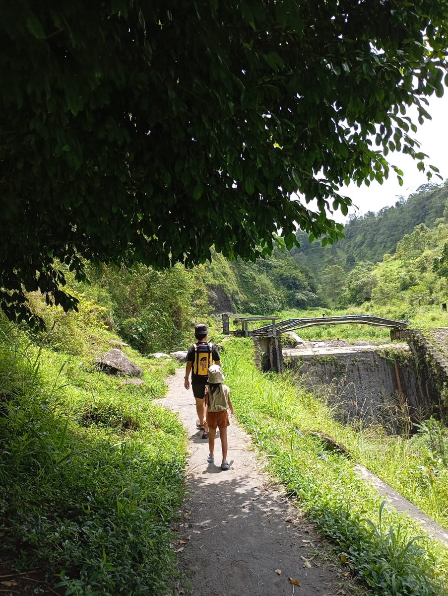 SEDEKAT ITU DARI MAUT Kemarin, saya beserta anak istri mengisi liburan dengan main ke Plunyon Kaliurang. Kami sudah beberapa kali ke sana. Biasanya hanya jalan-jalan, namun kali ini berbeda. Kami ingin ke sana sambil berenang, bermain, masak-masak, ngopi-ngopi.