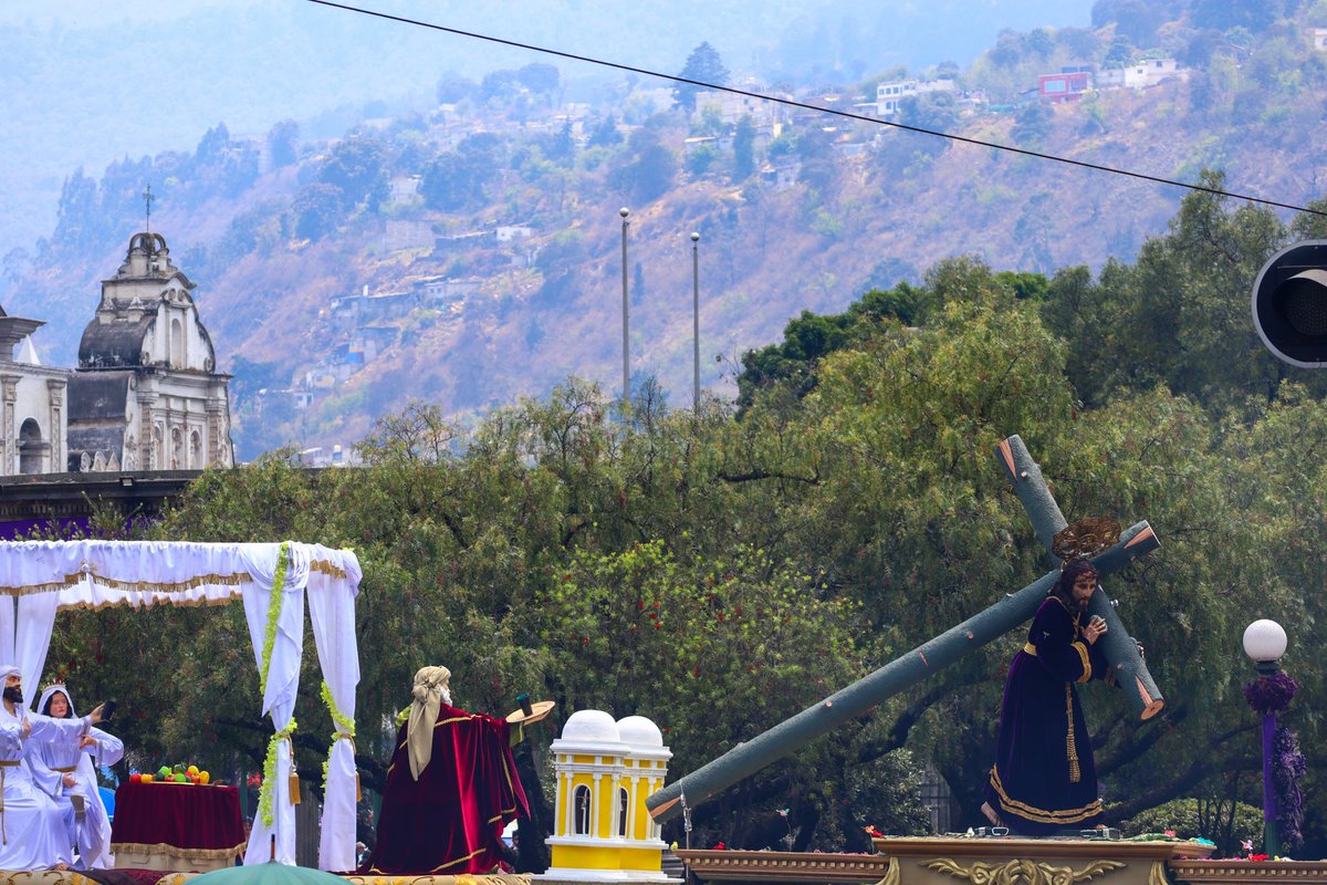 DEVOCIÓN EN XELA | El paso de Jesús Nazareno de San Juan de Dios por el Centro Histórico de la ciudad que en mayo cumple 500 años.
🖥️📷La Voz de Xela / Fernando Ramos
