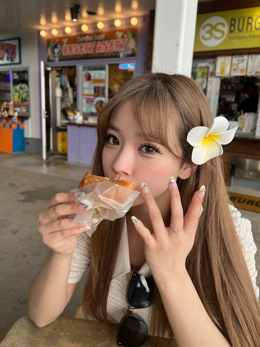 chibiayu_mama's tweet photo. 今回沖縄ℓσνє♡みきちゃんに運転任せた🤭助手席でのんびり🤗🚗³₃ 急いでコンベンション並んだけど沖縄アクリル完売したからみきちゃんの行きたがってたマラサダ買いに道の駅かでなに行ったけど目当ての紅芋完売😭 アクリルとマラサダリベンジ計画💭🤔
#hungryangry
#沖縄
#娘
#ayu47都道府県tour https://t.co/XtOJYJ2396