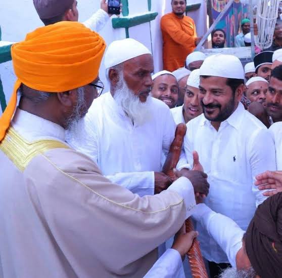 nbramllb's tweet photo. Yesterday After Friday Prayers Eggs thrown at Garba Gudi in Sri Ramalayam Temple in Borabanda no arrests.

Last month Borabanda police failed to send HANEEF to jail for abusing Lord Ram.

Telangana Congress CM @revanth_anumula did you remove police services from Borabanda Area..? https://t.co/nBDJRxFvGA