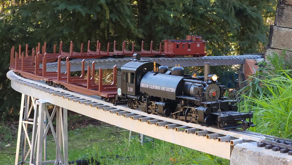 BocoProductions's tweet image. Oregon California and Eastern 110 headed up the 4% on a test run with the new log cars. The cars are now bound for the Sycan shop for lettering.