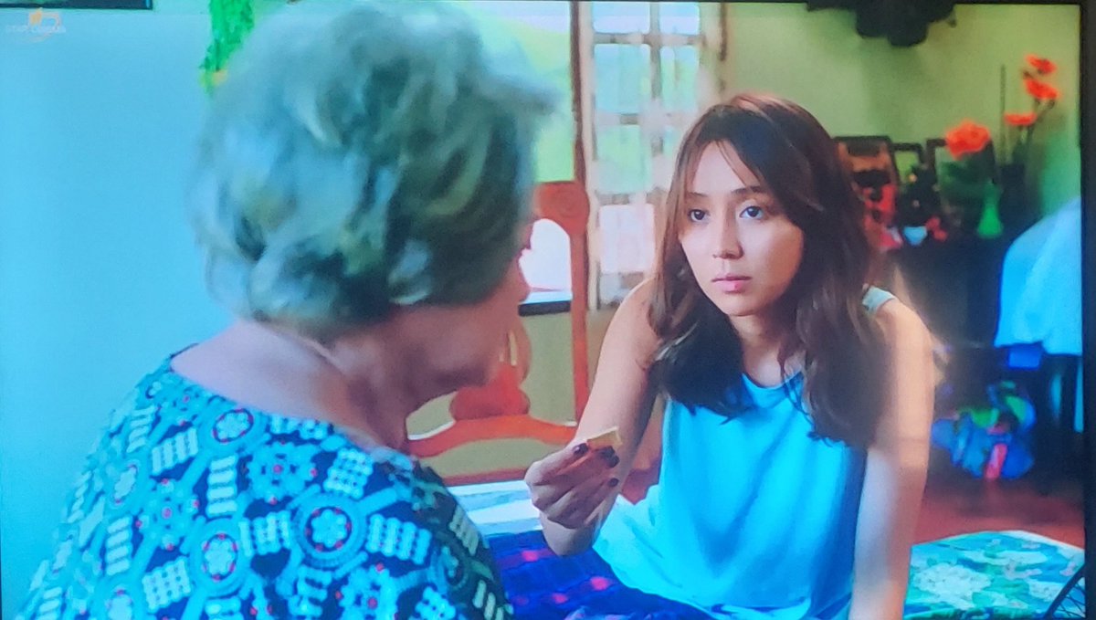 aylahdream's tweet photo. Mudrakel strikes again. 

Mudra: Sino nga uli yang babae.
Me: Kathryn Halili.
Mudra: Ah.

😭😭😭 https://t.co/tlEnqirlEy