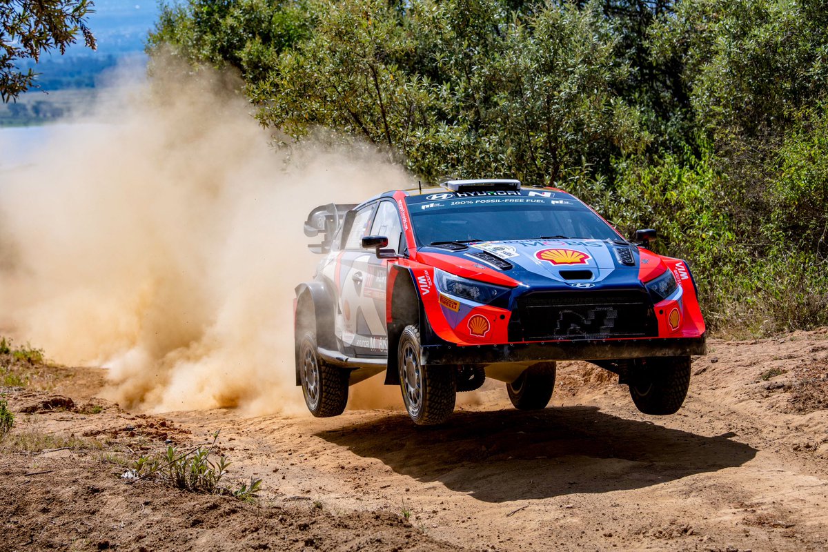 SS8 Soysambu 1 (19,17 km): 💭'We’d a very busy road section with loads of work and the bonnet pin was our mistake, just realised it didn't click correctly.” 1⃣ Katsuta 17:12.5 2⃣ Lappi +0.2 3⃣ Rovanperä +5.2 4⃣ Neuville +8.1 … 6️⃣ TÄNAK +1:03.5 #WRC #SafariRally #goOtt