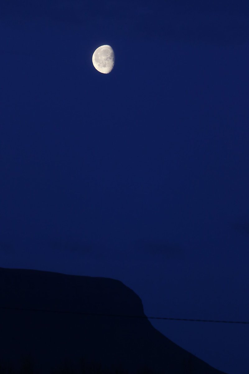 A nice bright waning moon over Benbulben this morning.
#sligo #moon