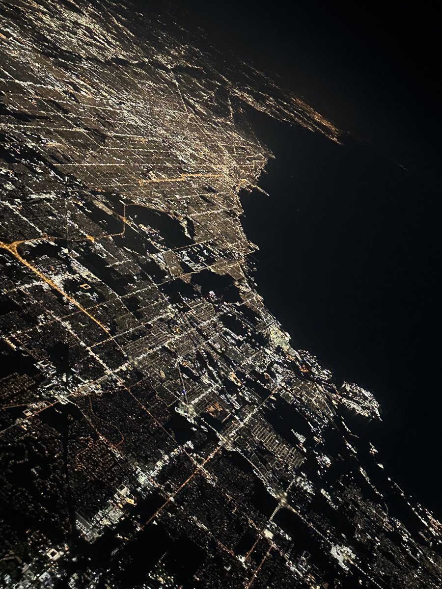 Good evening Chicago 😄 As seen a couple of nights ago flying home from Phoenix. Glorious view and so clear.