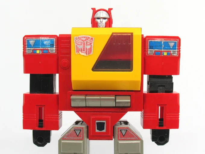 ミッシングリンクに倣ってG1ブロードキャストの左腕にお試しで可動軸を追加してみた横に45°、ロール軸、肘は90°動くただ原状回復可能なように二の腕の黒いパーツに全部の可動を押し込んだせいか曲がり方が不恰好なのでなくていいなこれは不可逆的な加工がいる脚の可動もやめておこう 