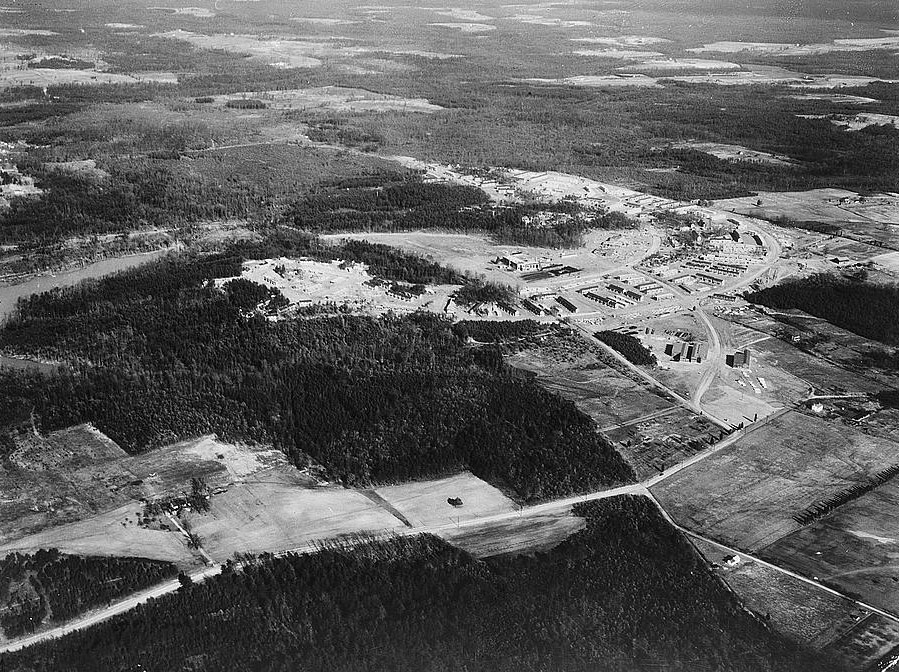 In #MARCH 1937
👇🧵
Aerial photograph of Greenbelt, Maryland, a new town and community planned and built by the Suburban Division of the #ResettlementAdministration, under construction, March 1937.
#blackandwhitephotography #TheNewDeal #aerialphotography #Greenbelt #Maryland