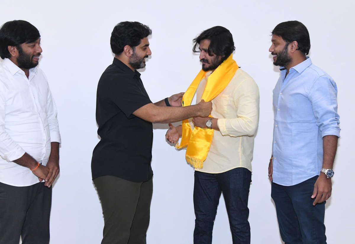 theBuzZBasket's tweet image. #Nikhil met #NaraLokesh to express his gratitude for giving #Chirala MLA ticket to his uncle, MM Kondaiah Yadav. 

#NikhilSiddhartha