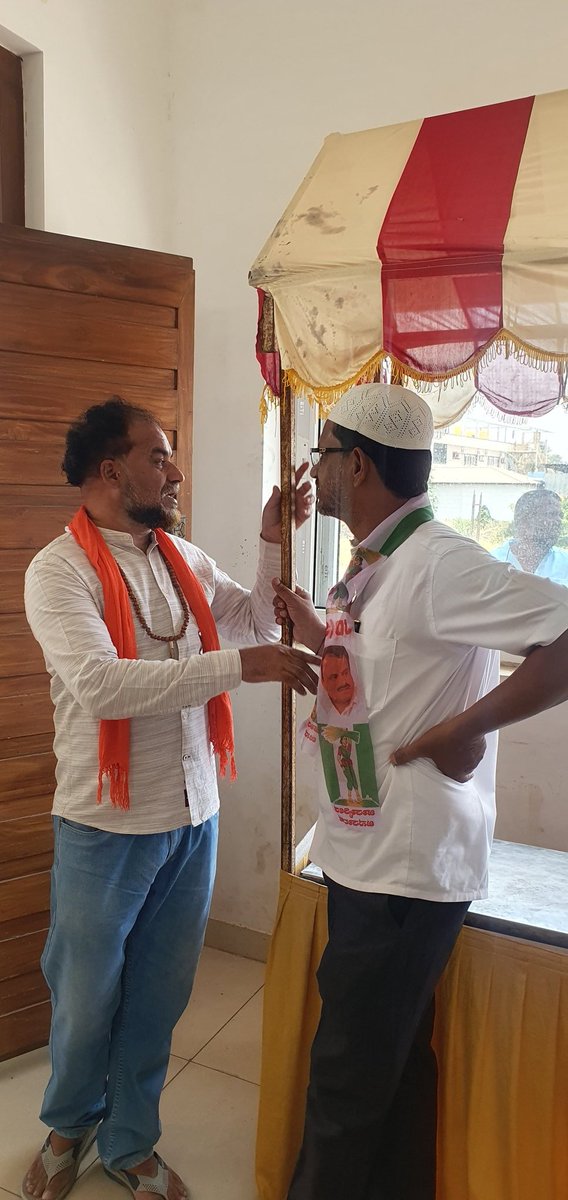 The BJP-JD(S) alliance is slowly taking shape in Periyapatna. #LokSabhaElection2024