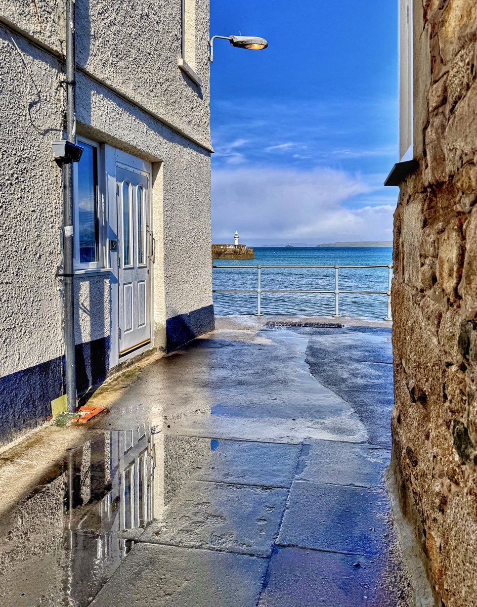 To the harbour. #cornwall #kernow #lovecornwall #uk #explorecornwall #cornishcoast #sea #ocean #visitcornwall #stives #stivescornwall #sky #marine #stivesbay #clouds #boat #fishing #beach #harbour #reflection #cloudporn #birds #cottage #seaside #architecture @beauty_cornwall