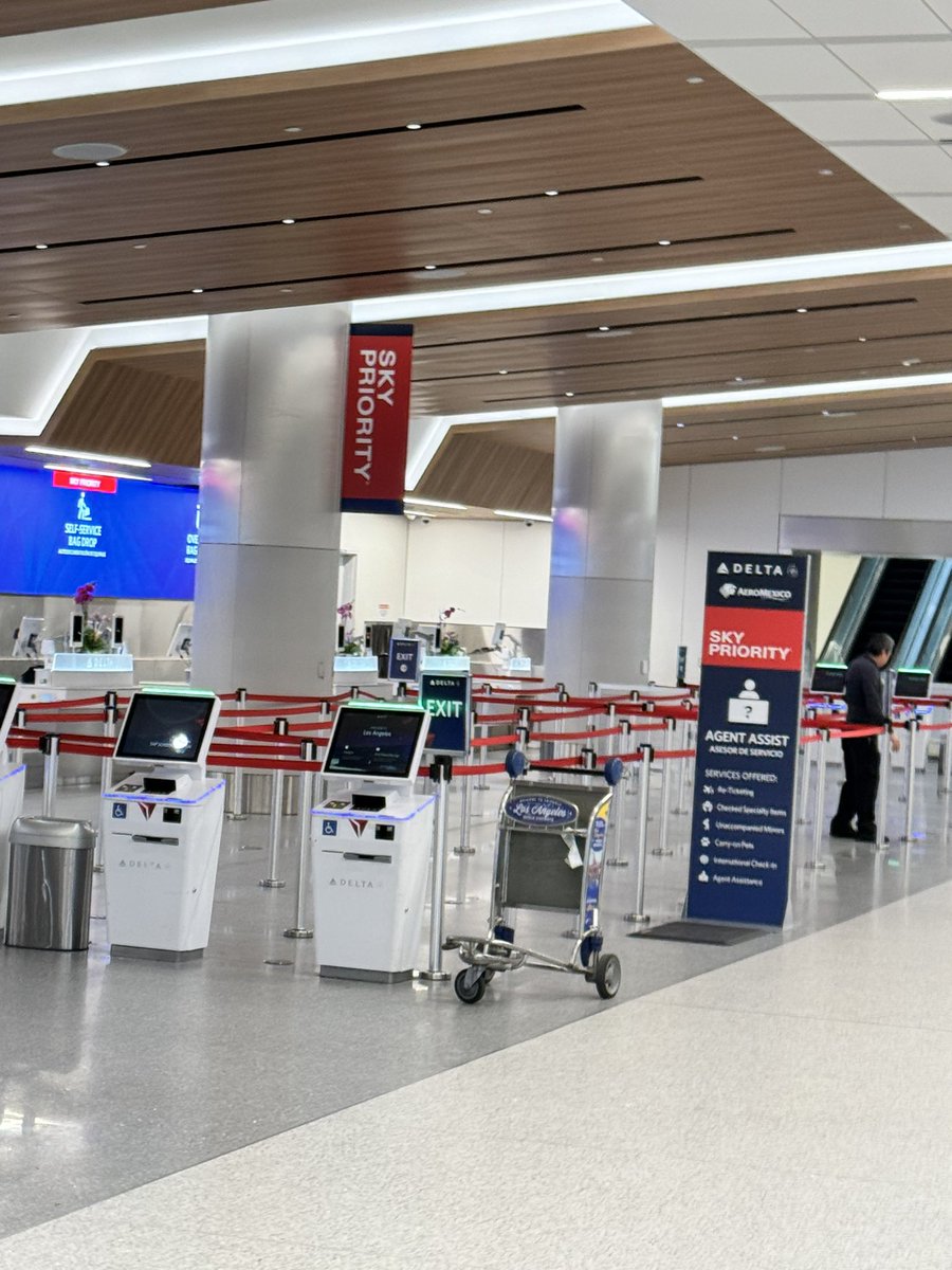 rontyoung's tweet image. So @Delta LAX closes the Sky priority line while I was next.  Told me to walk to the other side and stand in a long line.  Digitial ID not working either.