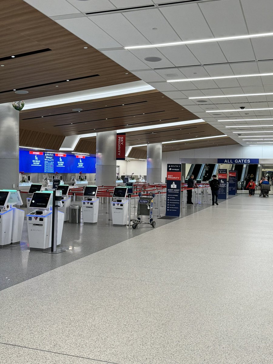 rontyoung's tweet image. So @Delta LAX closes the Sky priority line while I was next.  Told me to walk to the other side and stand in a long line.  Digitial ID not working either.