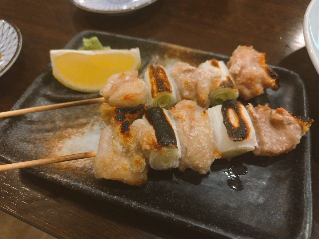 飛田給の魚亥子さんで最近食べたシリーズ。刺し身も勿論旨いが、天ぷらフライお肉焼き魚海鮮丼何頼んでも外れない。
特にこのうなぎが最高だった...！時価だから値段は行くまで分からないけど今回は三河の鰻が4200円！絶対他の店だともっと高いやつだ