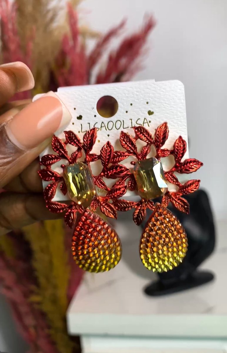 MAKE BOLD STATEMENT WITH YOUR EARRINGS. Statement Earrings now available in different designs 🤭🤭💃💃 Price: #5,750 Perfect for any occasion (office, weddings, birthdays, etc) Send a DM to place your order Delivery is Nationwide🚚🛍️ Pick also available: No 8 Ojojo street