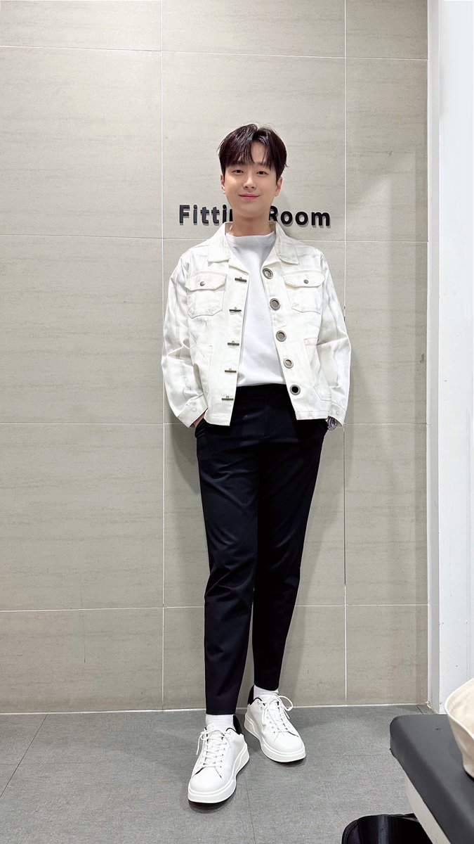 ChanWonOfficial's tweet photo. 📸 찬또그래퍼 📸

토요일은 찬원 MC와 함께하는
<불후의 명곡>의 날인 거,
모두 잊지 않으셨죠?😉

잘생김에 절로 엄지 척!👍🏻이 나오는
찬원을 만나러

모두 오후 6시 10분
KBS2로 모여주세요🥰

#이찬원 #LeeChanWon 
#불후의명곡 
#티엔엔터테인먼트 https://t.co/jXRdRyI3KY